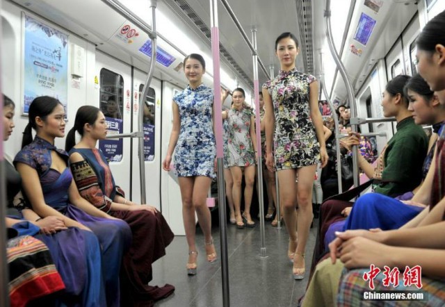 Nữ sinh diễn catwalk trên tàu điện ngầm gây xôn xao - ảnh 2