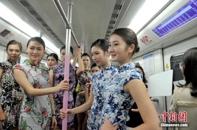 Nữ sinh diễn catwalk trên tàu điện ngầm gây xôn xao - ảnh 3