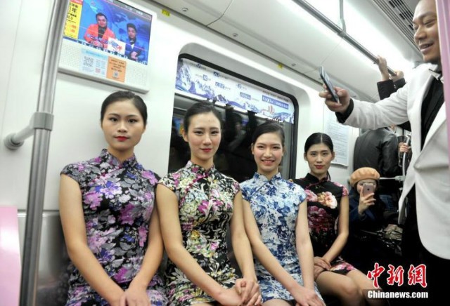 Nữ sinh diễn catwalk trên tàu điện ngầm gây xôn xao - ảnh 4