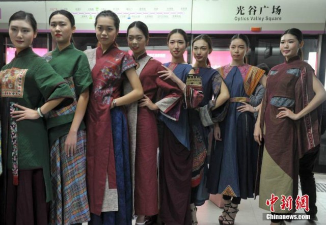 Nữ sinh diễn catwalk trên tàu điện ngầm gây xôn xao - ảnh 5