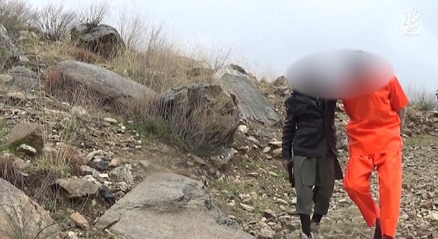 Ghê rợn chiến binh nhí IS xử bắn ‘gián điệp’ Taliban - ảnh 6