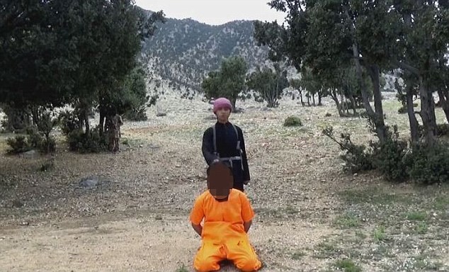 Ghê rợn chiến binh nhí IS xử bắn ‘gián điệp’ Taliban - ảnh 1