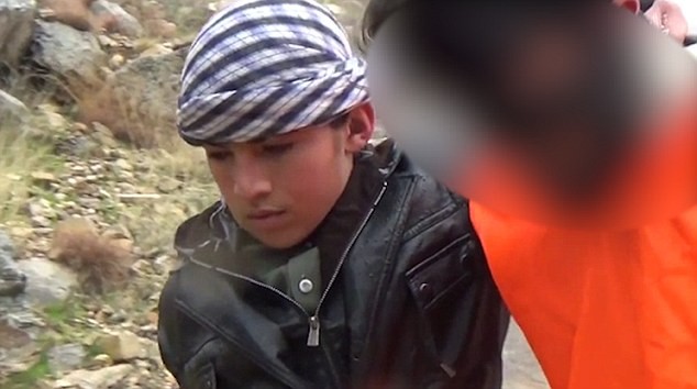 Ghê rợn chiến binh nhí IS xử bắn ‘gián điệp’ Taliban - ảnh 2
