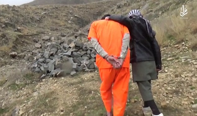Ghê rợn chiến binh nhí IS xử bắn ‘gián điệp’ Taliban - ảnh 3