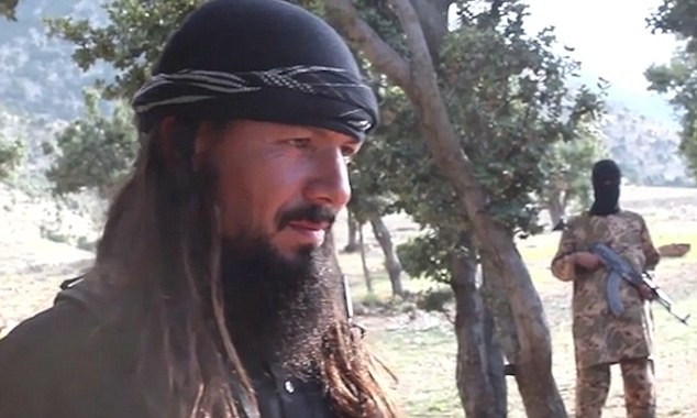 Ghê rợn chiến binh nhí IS xử bắn ‘gián điệp’ Taliban - ảnh 4