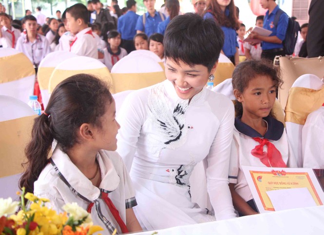 Hoa hậu H'Hen Niê khuyên bạn trẻ đặt mục tiêu và thực hiện ước mơ - ảnh 7