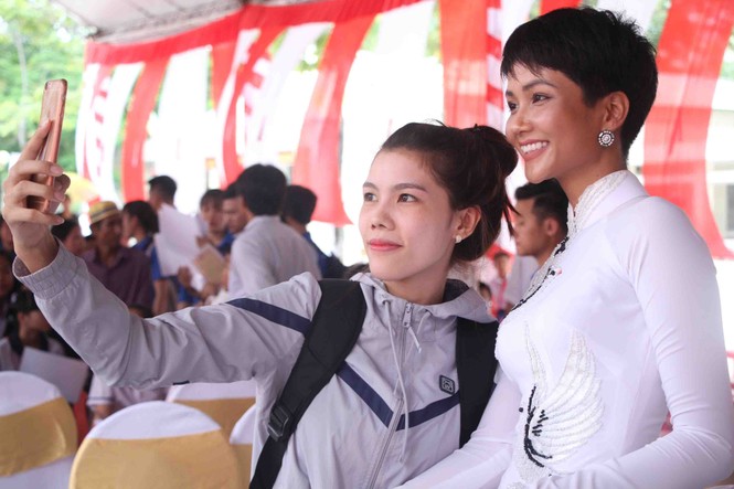 Hoa hậu H'Hen Niê khuyên bạn trẻ đặt mục tiêu và thực hiện ước mơ - ảnh 8