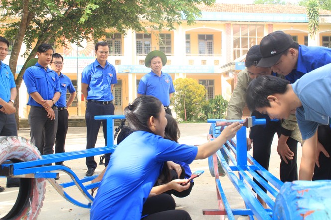 Bí thư T.Ư Đoàn thăm, tặng quà chiến sỹ Mùa hè xanh tại Bình Phước - ảnh 1