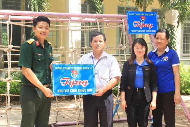 Bí thư T.Ư Đoàn thăm, tặng quà chiến sỹ Mùa hè xanh tại Bình Phước - ảnh 3