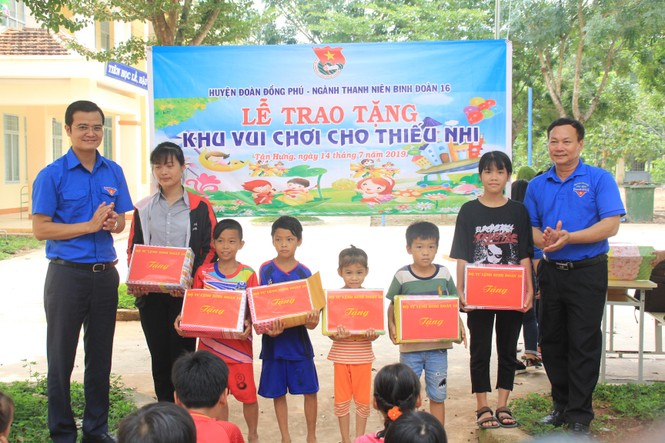 Bí thư T.Ư Đoàn thăm, tặng quà chiến sỹ Mùa hè xanh tại Bình Phước - ảnh 2