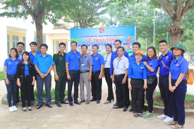 Bí thư T.Ư Đoàn thăm, tặng quà chiến sỹ Mùa hè xanh tại Bình Phước - ảnh 4