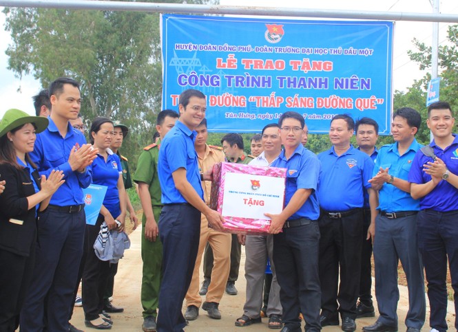 Bí thư T.Ư Đoàn thăm, tặng quà chiến sỹ Mùa hè xanh tại Bình Phước - ảnh 5