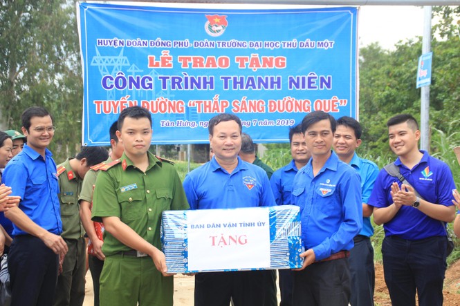 Bí thư T.Ư Đoàn thăm, tặng quà chiến sỹ Mùa hè xanh tại Bình Phước - ảnh 6