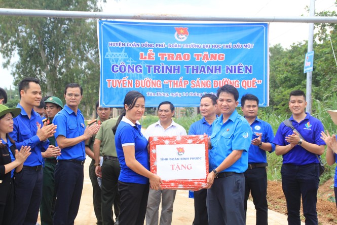Bí thư T.Ư Đoàn thăm, tặng quà chiến sỹ Mùa hè xanh tại Bình Phước - ảnh 7