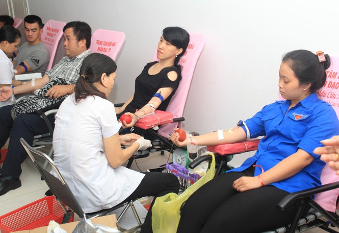 Tiếp nhận 450 đơn vị máu tại ngày hội