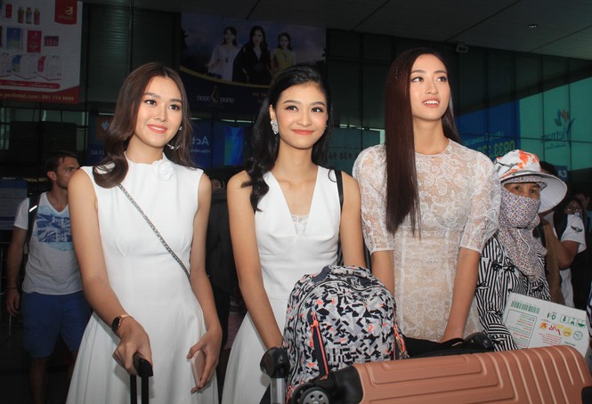 Fan vây kín Top 3 Miss World Việt Nam ở sân bay Tân Sơn Nhất - ảnh 1