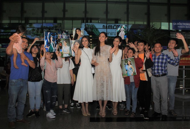 Fan vây kín Top 3 Miss World Việt Nam ở sân bay Tân Sơn Nhất - ảnh 3