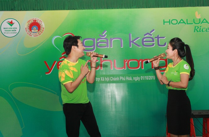 Nhiều nghệ sỹ TPHCM đến giường bệnh tặng quà, chăm lo người cao tuổi - ảnh 10