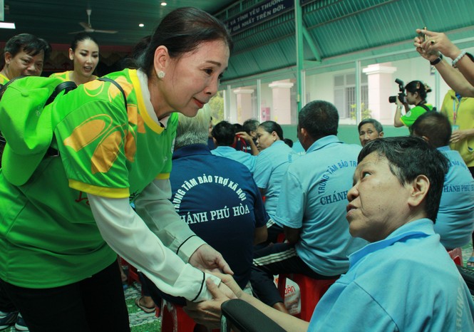 Nhiều nghệ sỹ TPHCM đến giường bệnh tặng quà, chăm lo người cao tuổi - ảnh 5