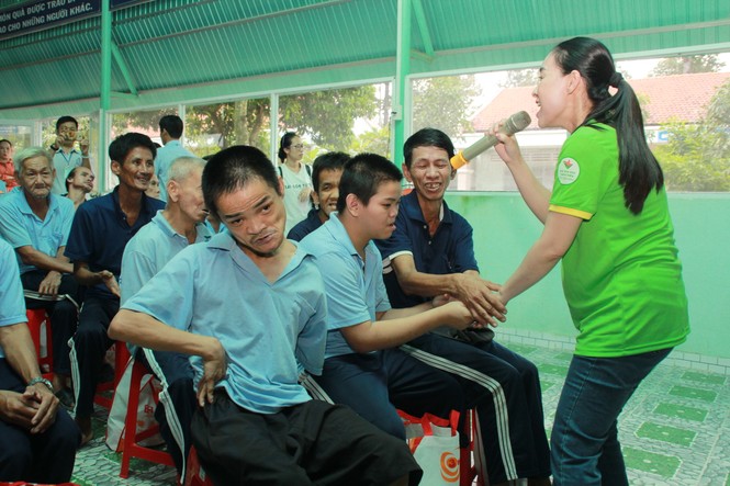 Nhiều nghệ sỹ TPHCM đến giường bệnh tặng quà, chăm lo người cao tuổi - ảnh 13