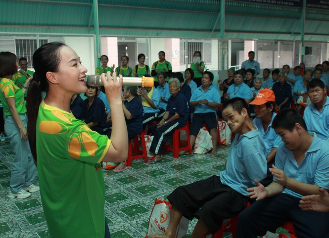Nhiều nghệ sỹ TPHCM đến giường bệnh tặng quà, chăm lo người cao tuổi - ảnh 12