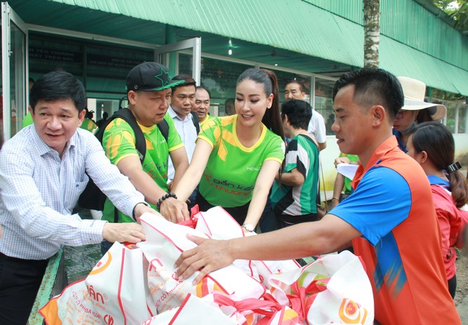 Nhiều nghệ sỹ TPHCM đến giường bệnh tặng quà, chăm lo người cao tuổi - ảnh 14