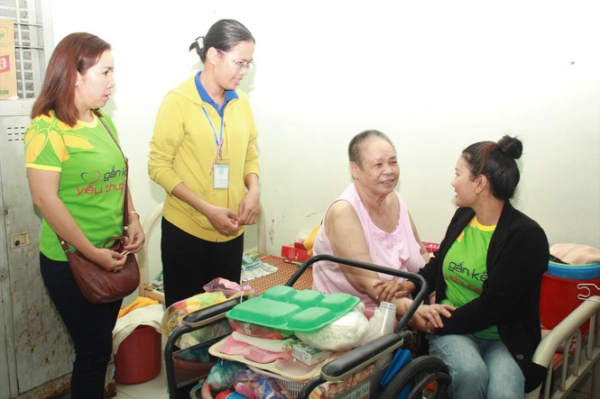 Nhiều nghệ sỹ TPHCM đến giường bệnh tặng quà, chăm lo người cao tuổi - ảnh 7
