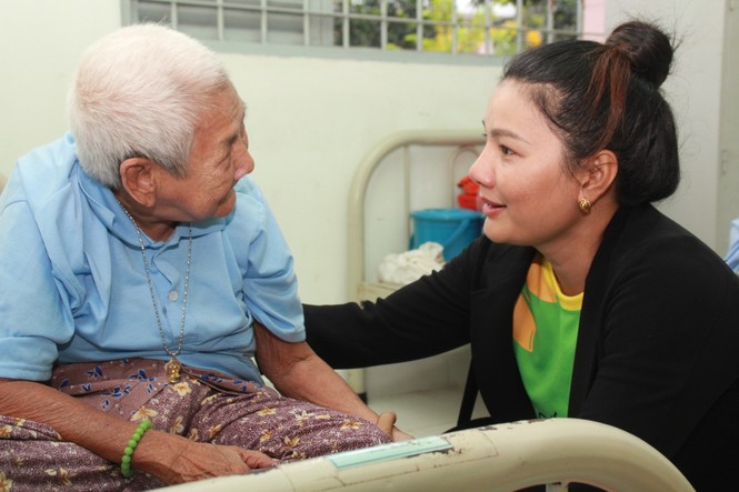 Nhiều nghệ sỹ TPHCM đến giường bệnh tặng quà, chăm lo người cao tuổi - ảnh 9