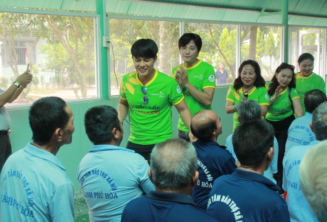 Nhiều nghệ sỹ TPHCM đến giường bệnh tặng quà, chăm lo người cao tuổi - ảnh 16