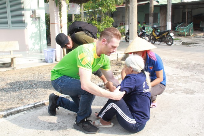 Nhiều nghệ sỹ TPHCM đến giường bệnh tặng quà, chăm lo người cao tuổi - ảnh 15