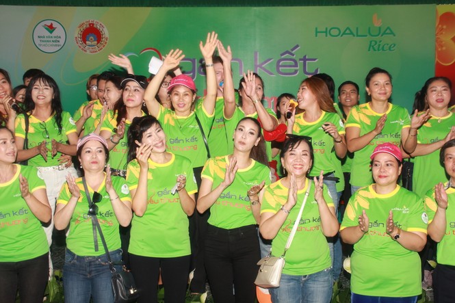 Nhiều nghệ sỹ TPHCM đến giường bệnh tặng quà, chăm lo người cao tuổi - ảnh 19