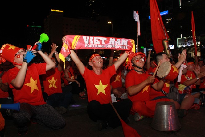 Việt Nam đấu Thái Lan, vạn người nhuộm đỏ phố Nguyễn Huệ - ảnh 2
