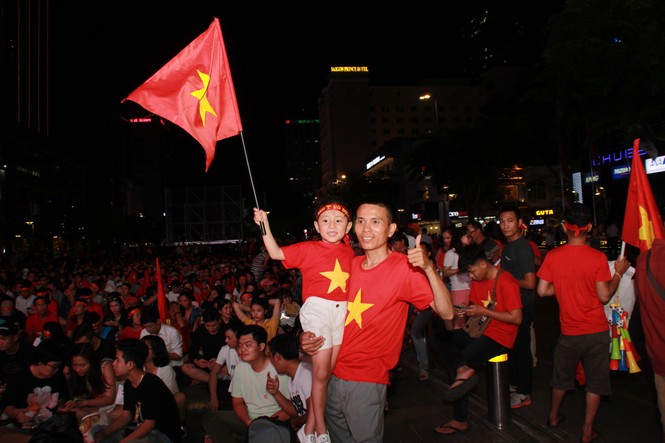 Việt Nam đấu Thái Lan, vạn người nhuộm đỏ phố Nguyễn Huệ - ảnh 5