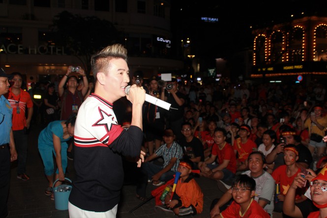 Đàm Vĩnh Hưng cùng hàng nghìn CĐV hô vang 'Việt Nam' - ảnh 7