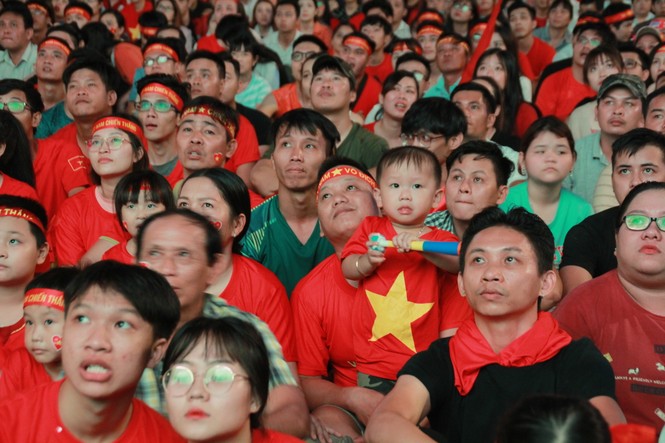 Việt Nam đấu Thái Lan, vạn người nhuộm đỏ phố Nguyễn Huệ - ảnh 9