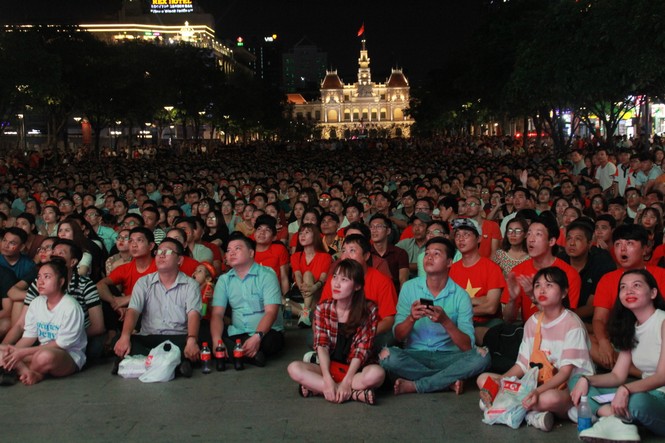 Việt Nam đấu Thái Lan, vạn người nhuộm đỏ phố Nguyễn Huệ - ảnh 11