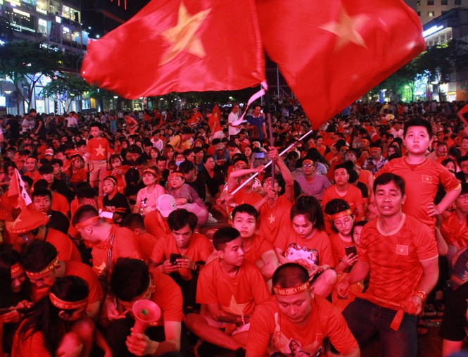 Việt Nam đấu Thái Lan, vạn người nhuộm đỏ phố Nguyễn Huệ - ảnh 3
