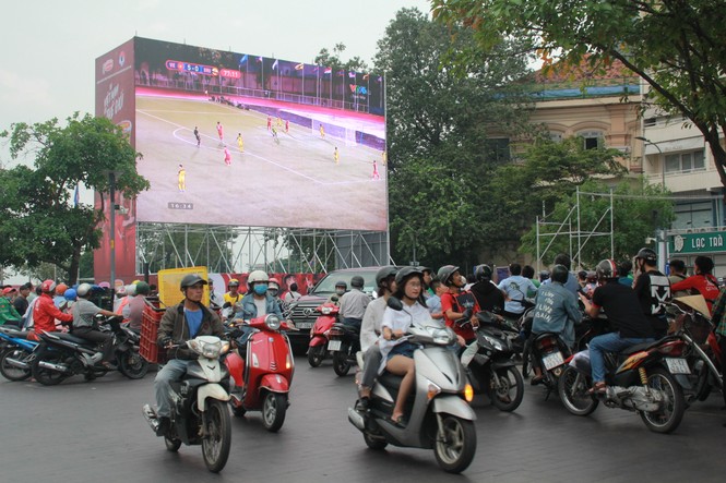 Lên phố đi bộ ủng hộ U22 Việt Nam ra quân ở SEA Games 30 - ảnh 4