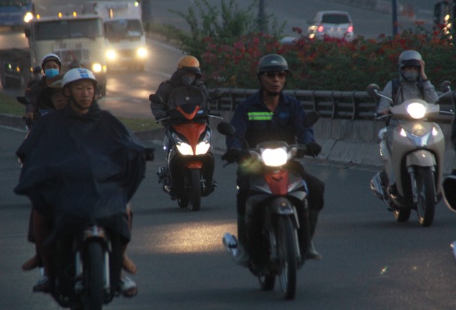 Người Sài Gòn khoác áo mưa, quấn khăn... chống lạnh buổi sáng - ảnh 4
