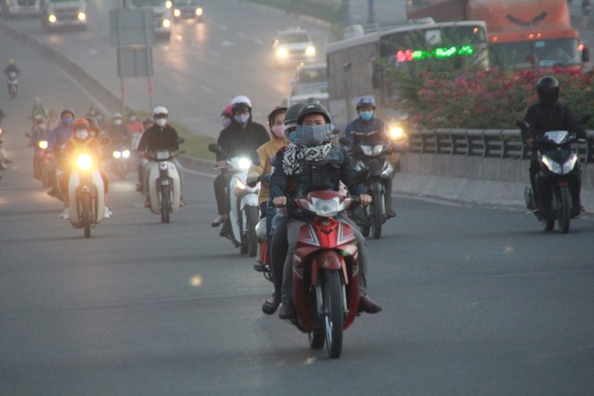 Người Sài Gòn khoác áo mưa, quấn khăn... chống lạnh buổi sáng - ảnh 3
