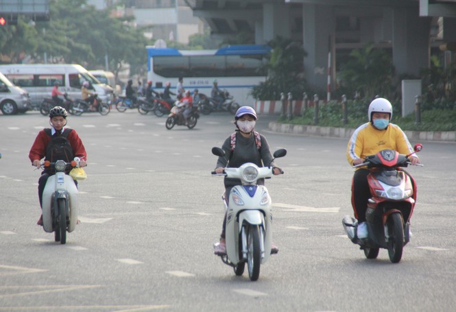 Người Sài Gòn khoác áo mưa, quấn khăn... chống lạnh buổi sáng - ảnh 11