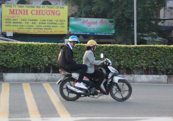 Người Sài Gòn khoác áo mưa, quấn khăn... chống lạnh buổi sáng - ảnh 12