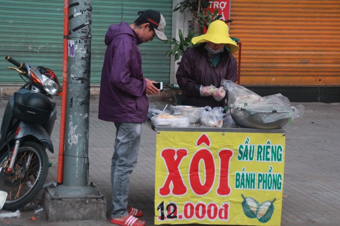 Người Sài Gòn khoác áo mưa, quấn khăn... chống lạnh buổi sáng - ảnh 7