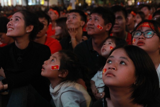 Biển người tiếp lửa U22 Việt Nam trận đại thắng U22 Campuchia - ảnh 7