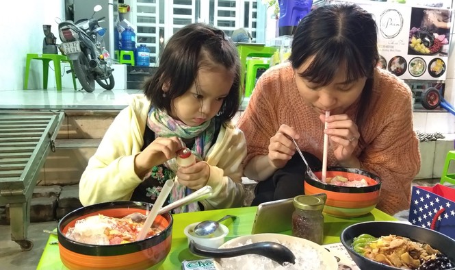 Người Sài Gòn khoác áo mưa, quấn khăn... chống lạnh buổi sáng - ảnh 9