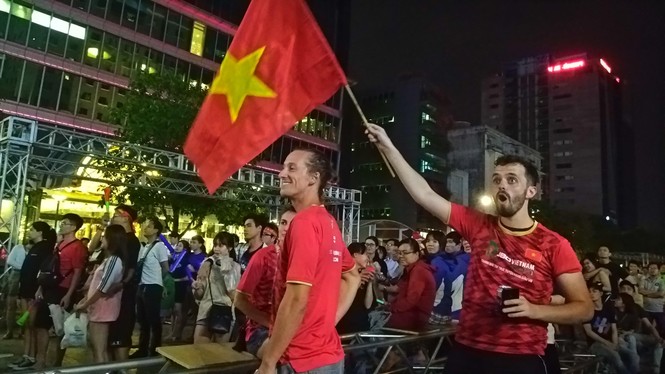 Biển người tiếp lửa U22 Việt Nam trận đại thắng U22 Campuchia - ảnh 11
