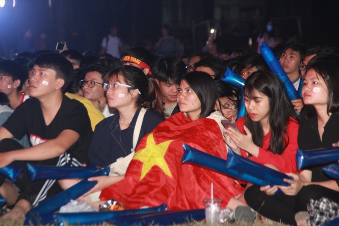 Từ ký túc xá, hàng trăm sinh viên chào cờ cộng hưởng cùng đội tuyển U22 Việt Nam - ảnh 6