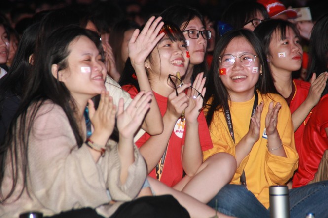 Từ ký túc xá, hàng trăm sinh viên chào cờ cộng hưởng cùng đội tuyển U22 Việt Nam - ảnh 7
