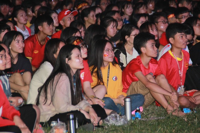 Từ ký túc xá, hàng trăm sinh viên chào cờ cộng hưởng cùng đội tuyển U22 Việt Nam - ảnh 5