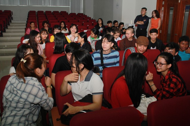 Thủ khoa sảng khoái trải nghiệm trước lúc nhận học bổng - ảnh 4